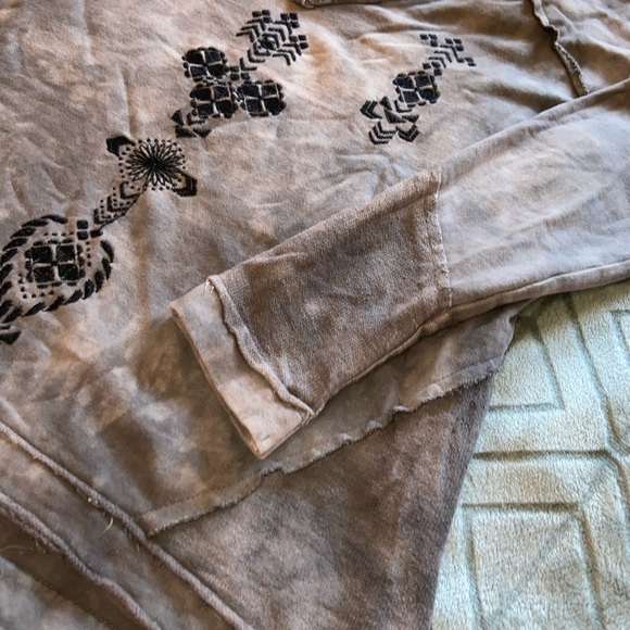 Free People☮️ -v-neck raw edges black embroidery on tie dye pull over sweatshirt - Picture 2 of 7